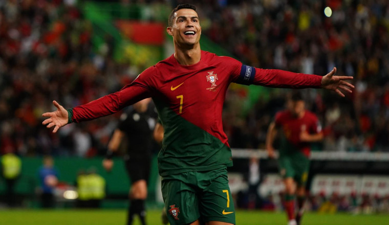 Goal Freekick Fantastik dari Cristiano Ronaldo ke gawang Liechtenstein