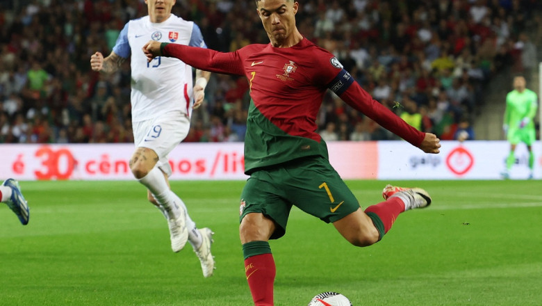 Brace Cristiano Ronaldo Bantu Portugal Bungkam Slovakia : 3-2
