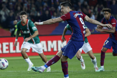 Brace Lewandowski Bantu Barcelona Comeback Atas Alaves