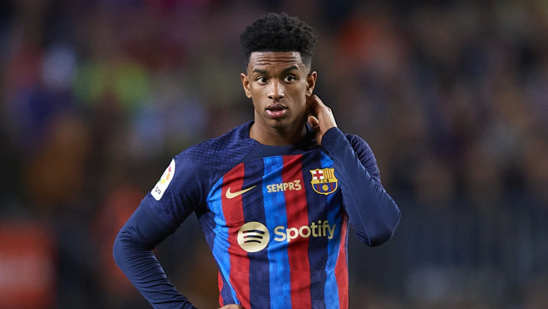 Demi Jaga Neraca Keuangan, Barcelona Siap Jual Alejandro Balde