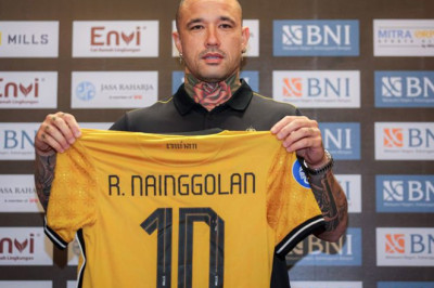 Fantastis! Gaji Radja Nainggolan 5M Per Setengah Musim Di Bhayangkara FC