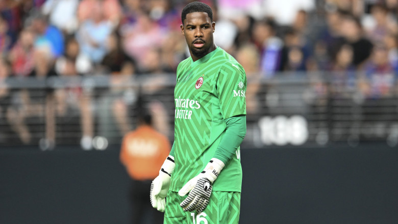 Onana Sering Blunder, Manchester United Kini Bidik Mike Maignan