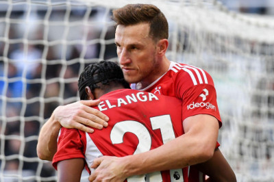 Hattrick Chris Wood Bawa Nottingham Forest Bungkam Publik St. James Park