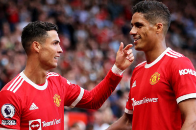 Janjikan Gaji Fantastis, Cristiano Ronaldo Ajak Raphael Varane ke Al-Nassr