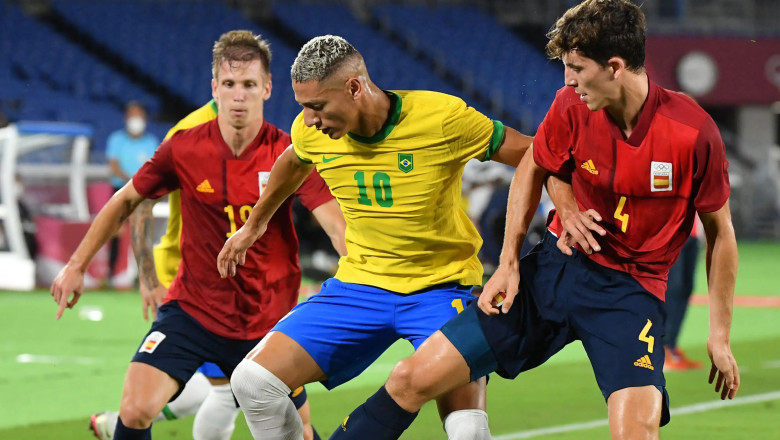 Siapa yang Akan Turun? Inilah Prediksi Line-up Spanyol vs Brasil
