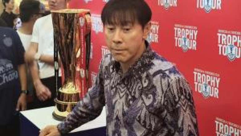 Shin Tae-yong Kenakan Batik saat Hadiri Tur Trofi Piala AFF 2024 di Jakarta, Disambut Antusias Penggemar