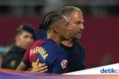 Raphinha Tak Masuk Tim Terbaik FIFA 2025, Flick: Lelucon!