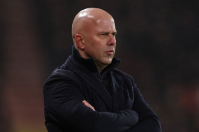 Arne Slot dan Richard Hughes Hadapi Ancaman Masa Depan Liverpool