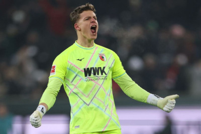 Finn Dahmen Ungkap Cara Augsburg Taklukkan Bayern Munich