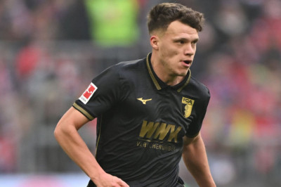 Robin Fellhauer Puji Performa Augsburg Usai Tumbangkan Bayern