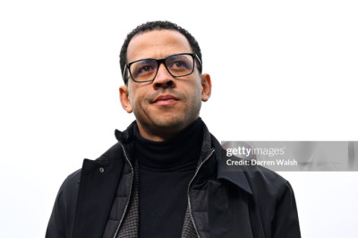 Liam Rosenior akan Bertemu Anselmino, Enggan Bahas Masa Depan Sterling