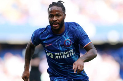 Negosiasi Rumit, Sterling Dipantau Napoli dalam Bursa Transfer