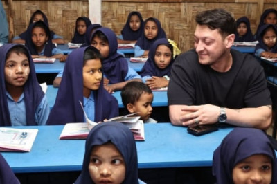 Awali Ramadhan di Kamp Rohingya, Mesut Oezil Dorong Dunia Bersatu Bantu Pengungsi