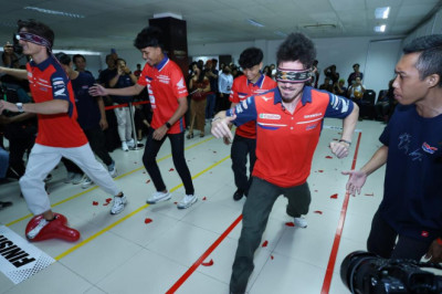 2 Pembalap Honda MotoGP Ditantang Lomba Pecahin Balon saat Kopdar di Bali