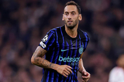Pembaharuan Kontrak Belum Dibahas, Inter Siap Lepas Hakan Calhanoglu?