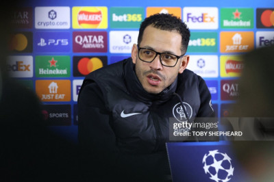 Liam Rosenior akan Temui PGMOL Usai Kontroversi Laga Chelsea vs Newcastle