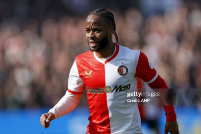 Rene van der Gijp Minta Raheem Sterling Pensiun dari Sepak Bola