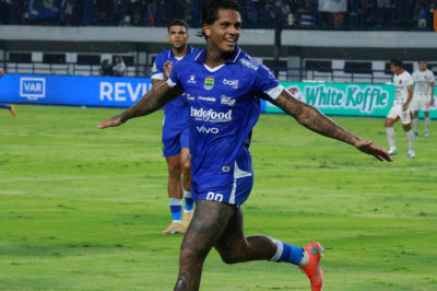 Sepatu Beda Warna dan Selebrasi Goku: Gaya Nyentrik Ramon Tanque yang Bikin Persib Makin Menarik