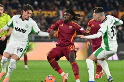 Manchester United Tersenyum, AS Roma 'Dipaksa' Jual Gelandang Incaran