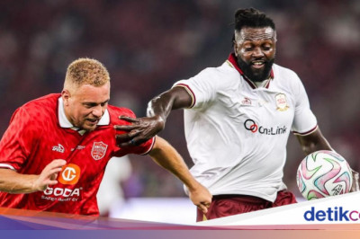 Sengit di SUGBK, Legenda Arsenal Menang 3-2 atas MU
